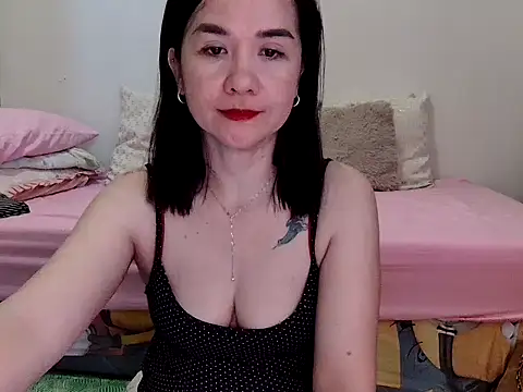 Snapshot of KissHott chatting on May 18, 6:08 am KissHott online show from May 18, 6:08 am