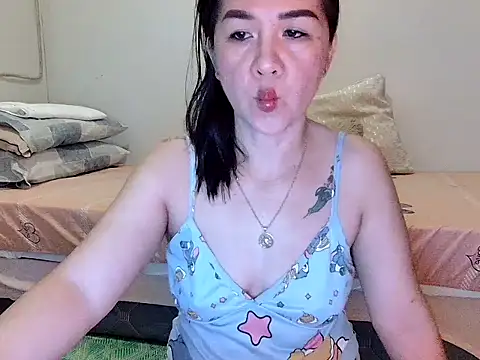 Snapshot of KissHott chatting on July 6, 8:33 pm KissHott online show from July 6, 8:33 pm