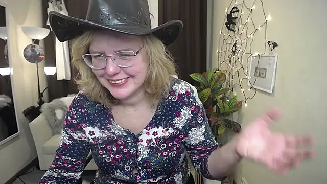 Snapshot of VestaWoody chatting on October 27, 7:01 am VestaWoody online show from October 27, 7:01 am