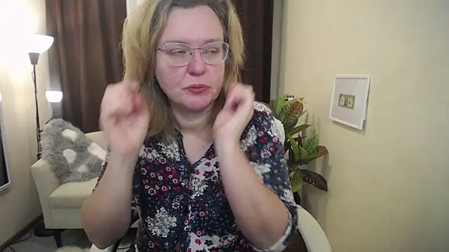 Snapshot of VestaWoody chatting on November 13, 6:56 am VestaWoody online show from November 13, 6:56 am