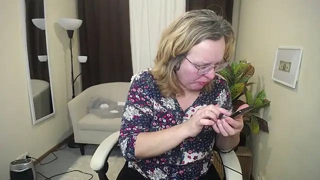 Snapshot of VestaWoody chatting on November 15, 1:18 pm VestaWoody online show from November 15, 1:18 pm