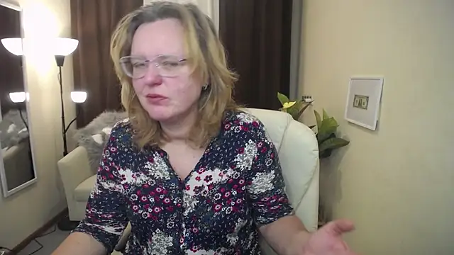 Snapshot of VestaWoody chatting on November 17, 7:03 am VestaWoody online show from November 17, 7:03 am