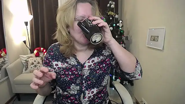 Snapshot of VestaWoody chatting on December 1, 7:35 am VestaWoody online show from December 1, 7:35 am