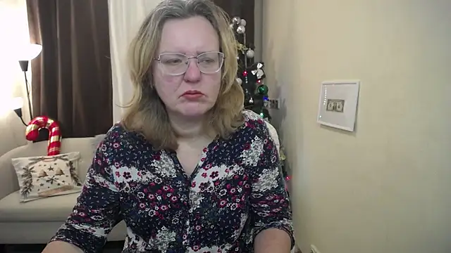 Snapshot of VestaWoody chatting on December 5, 7:17 am VestaWoody online show from December 5, 7:17 am