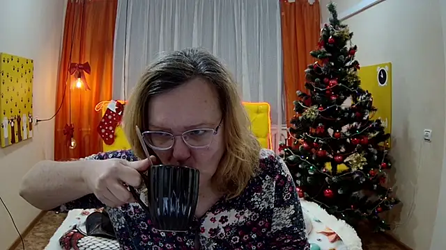 Snapshot of VestaWoody chatting on December 15, 7:23 am VestaWoody online show from December 15, 7:23 am