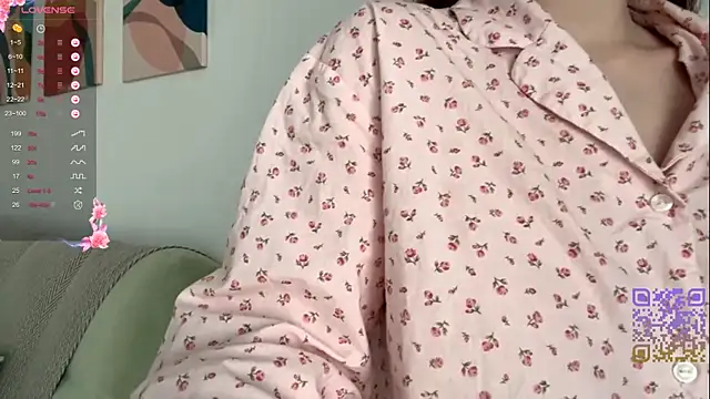 Snapshot of GilySuper chatting on November 21, 6:12 am GilySuper online show from November 21, 6:12 am