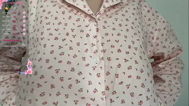 Snapshot of GilySuper chatting on November 30, 9:35 am GilySuper online show from November 30, 9:35 am