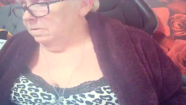 Playful MILF Demi online show from February 27, 11:49 pm