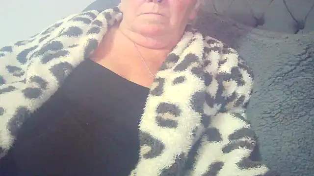 Snapshot of Playful_MILF_Demi chatting on May 8, 9:42 pm Playful MILF Demi online show from May 8, 9:42 pm