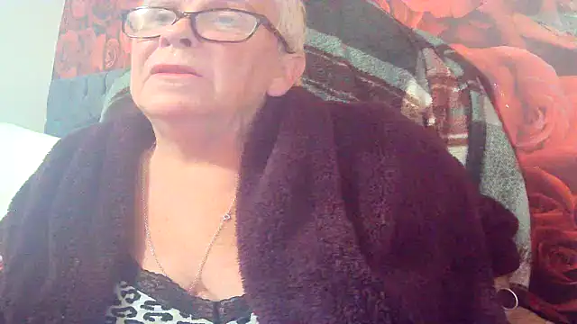 Snapshot of Playful_MILF_Demi chatting on June 3, 8:25 pm Playful MILF Demi online show from June 3, 8:25 pm