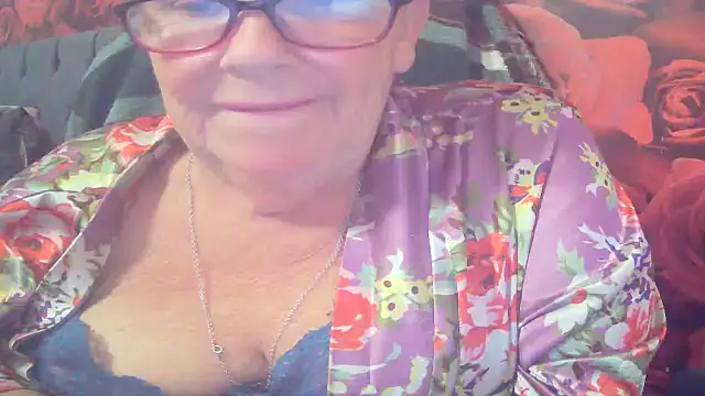 Snapshot of Playful_MILF_Demi chatting on June 14, 6:43 pm Playful MILF Demi online show from June 14, 6:43 pm