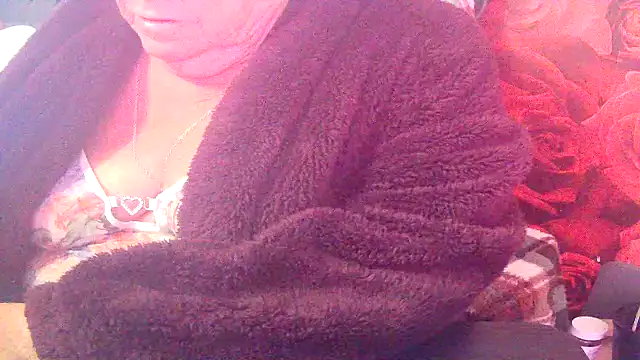 Snapshot of Playful_MILF_Demi chatting on June 17, 9:27 pm Playful MILF Demi online show from June 17, 9:27 pm
