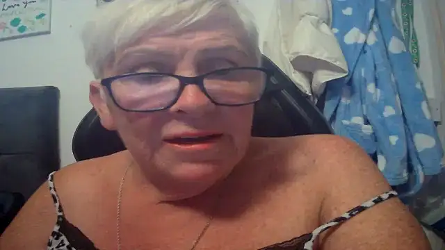 Snapshot of Playful_MILF_Demi chatting on July 5, 5:09 pm Playful MILF Demi online show from July 5, 5:09 pm