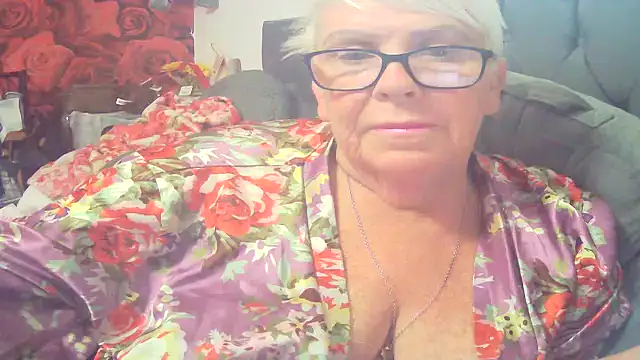 Snapshot of Playful_MILF_Demi chatting on July 17, 8:10 am Playful MILF Demi online show from July 17, 8:10 am