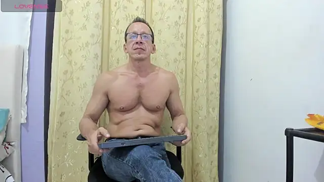 Snapshot of _axelking_ chatting on May 24, 3:33 am axelking online show from May 24, 3:33 am
