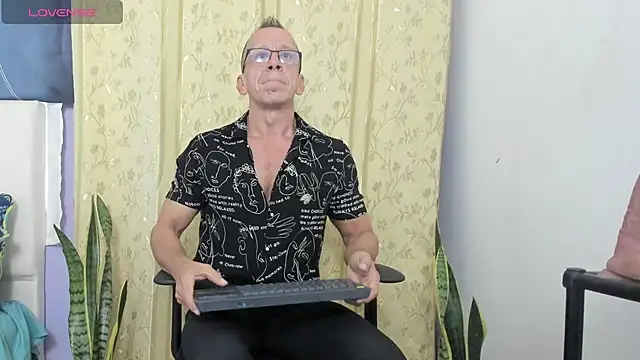 Snapshot of _axelking_ chatting on June 1, 11:34 am axelking online show from June 1, 11:34 am