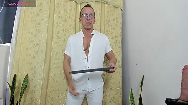 Snapshot of _axelking_ chatting on June 5, 11:49 am axelking online show from June 5, 11:49 am