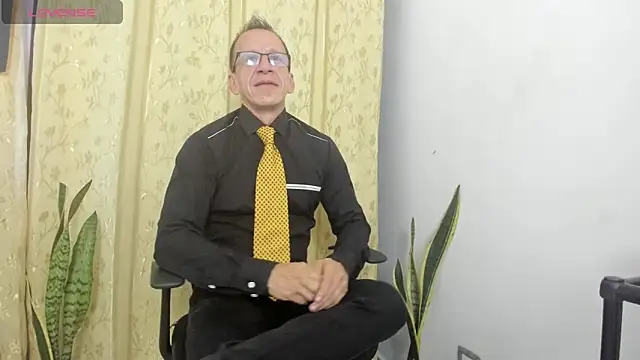 Snapshot of _axelking_ chatting on June 16, 11:35 am axelking online show from June 16, 11:35 am