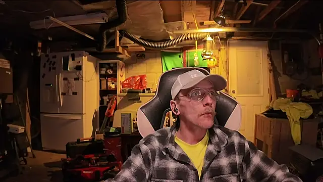 Snapshot of AverageMaleJay chatting on May 22, 3:02 am AverageMaleJay online show from May 22, 3:02 am