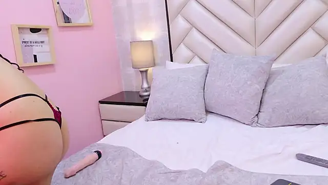 Snapshot of CristalShayy chatting on December 3, 3:32 pm CristalShayy online show from December 3, 3:32 pm