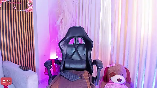 alejagarcia  online show from November 4, 9:03 pm