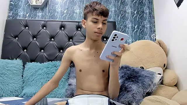 Snapshot of sexyboys_cutex18 chatting on November 24, 8:19 pm sexyboys cutex18 online show from November 24, 8:19 pm