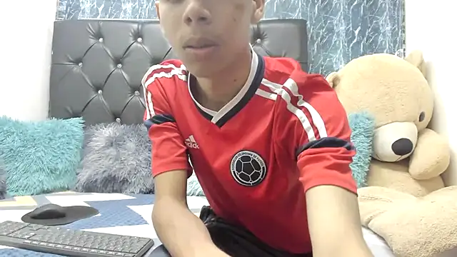 Snapshot of sexyboys_cutex18 chatting on November 26, 9:38 pm sexyboys cutex18 online show from November 26, 9:38 pm