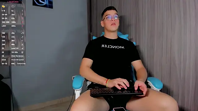 Snapshot of alex_boyy chatting on October 10, 4:44 am alex boyy online show from October 10, 4:44 am