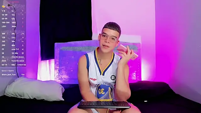 Snapshot of alex_boyy chatting on October 12, 11:09 am alex boyy online show from October 12, 11:09 am