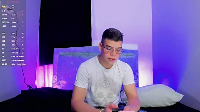 Snapshot of alex_boyy chatting on October 14, 8:48 am alex boyy online show from October 14, 8:48 am