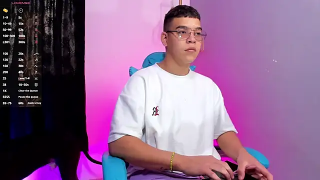 Snapshot of alex_boyy chatting on October 16, 12:50 pm alex boyy online show from October 16, 12:50 pm