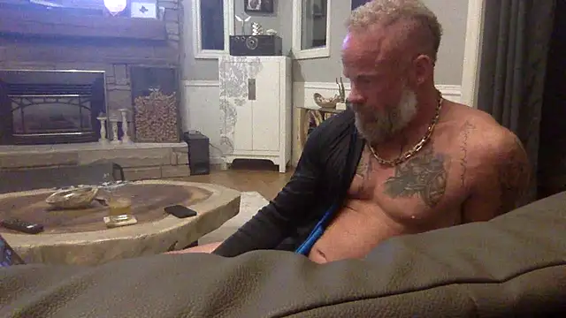 Snapshot of Muscledick40 chatting on April 17, 2:14 am Muscledick40 online show from April 17, 2:14 am