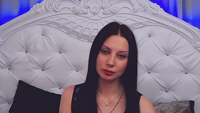 MaeAnna online show from December 18, 1:06 pm