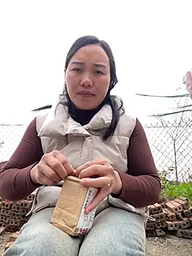 Snapshot of Pii_x chatting on December 4, 6:44 am Pii x online show from December 4, 6:44 am