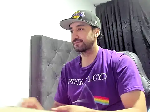 Snapshot of coolfriki chatting on October 26, 3:01 am coolfriki online show from October 26, 3:01 am