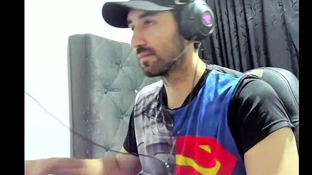 Snapshot of coolfriki chatting on October 27, 3:21 am coolfriki online show from October 27, 3:21 am