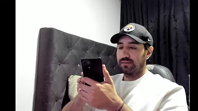 Snapshot of coolfriki chatting on November 27, 11:40 pm coolfriki online show from November 27, 11:40 pm