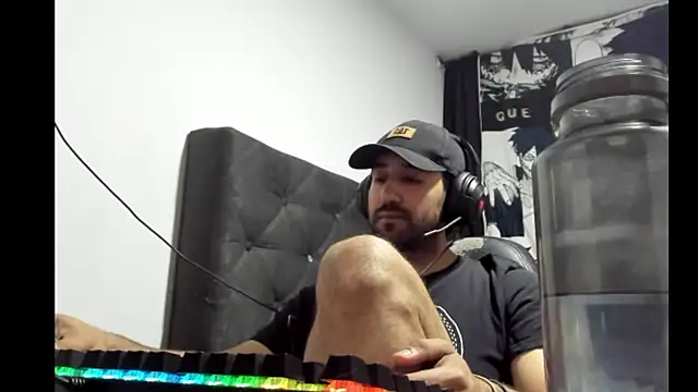 Snapshot of coolfriki chatting on December 14, 12:16 am coolfriki online show from December 14, 12:16 am