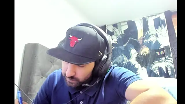 Snapshot of coolfriki chatting on December 17, 1:44 am coolfriki online show from December 17, 1:44 am