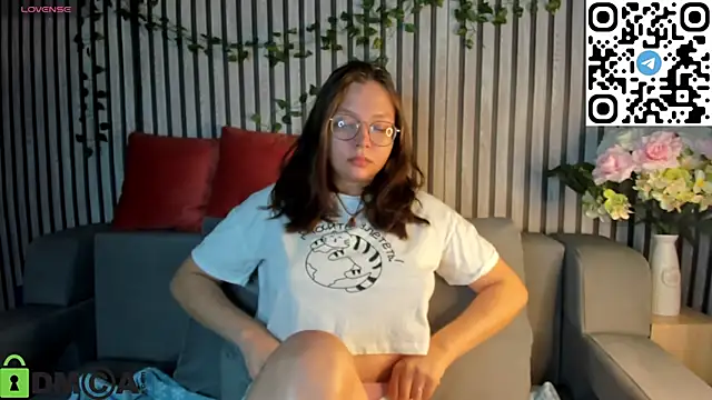 Nuura Moore online show from November 19, 1:05 am