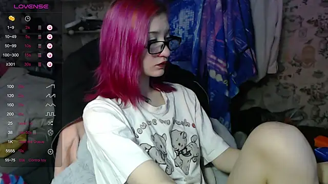 Snapshot of Dreamy_Red_Girl chatting on October 20, 3:18 am Dreamy Red Girl online show from October 20, 3:18 am