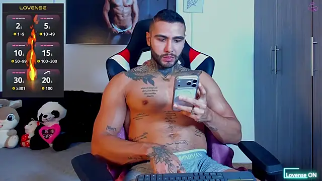 Snapshot of Danny_Willson chatting on April 11, 1:37 pm Danny Willson online show from April 11, 1:37 pm