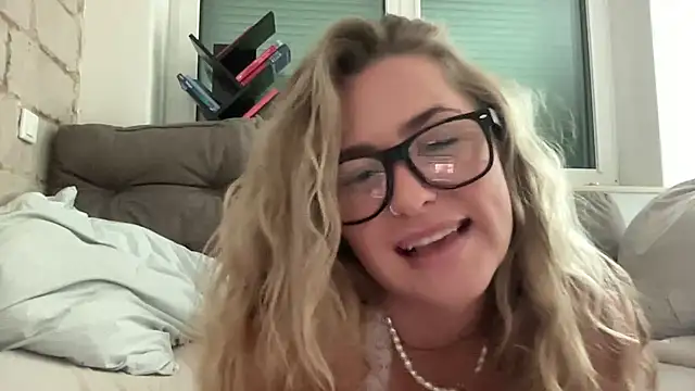 goddesemiiyy online show from October 9, 9:07 am