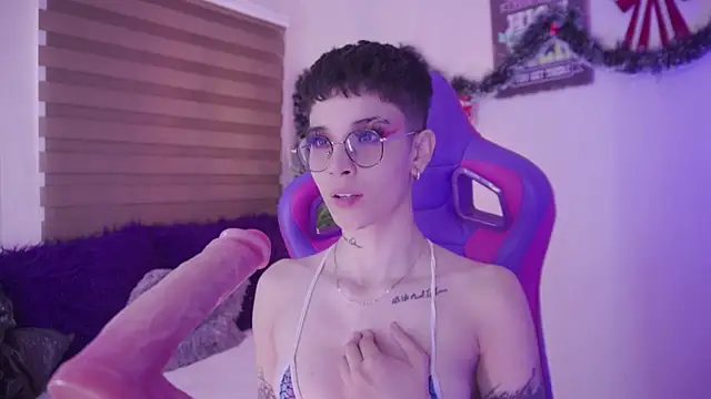 Giia Moretti  online show from December 3, 6:50 pm