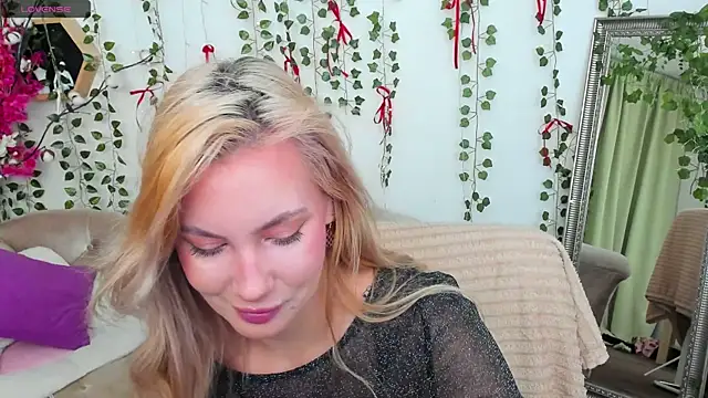  BellaClark online show from May 1, 8:24 pm