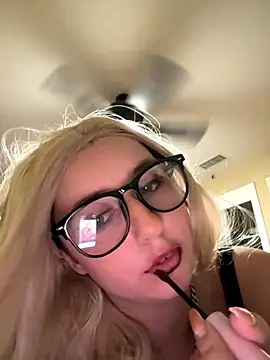 Snapshot of tiffanyxoxo515 chatting on October 12, 8:46 am tiffanyxoxo515 online show from October 12, 8:46 am