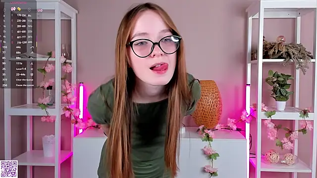 Snapshot of LittleCutieSandy chatting on October 22, 3:29 am LittleCutieSandy online show from October 22, 3:29 am