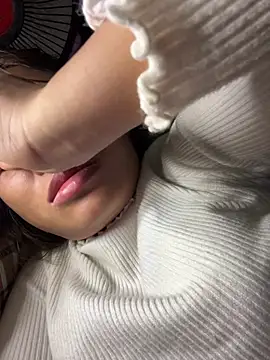 Snapshot of hello-cute chatting on December 14, 11:42 pm hello-cute online show from December 14, 11:42 pm