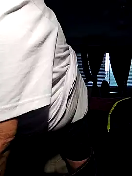 Snapshot of B1GLO chatting on November 29, 12:13 am B1GLO online show from November 29, 12:13 am