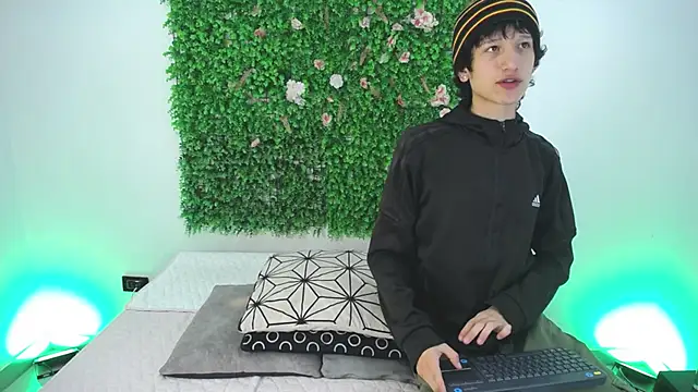 Emo Boy  online show from November 25, 1:00 pm